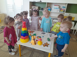 Игрушки в гостях у ребят Игрушки в гостях у ребят.