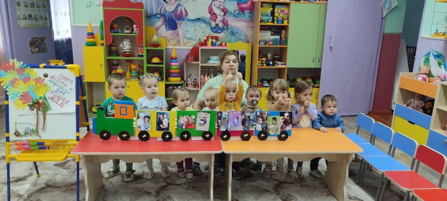 Праздничный букет из цветных ладошек Праздничный букет из цветных ладошек.