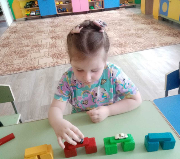 Дети 2 младшей группы Аленький цветочек очень любят заниматься конструированием Дети 2 младшей группы Аленький цветочек очень любят заниматься конструированием.